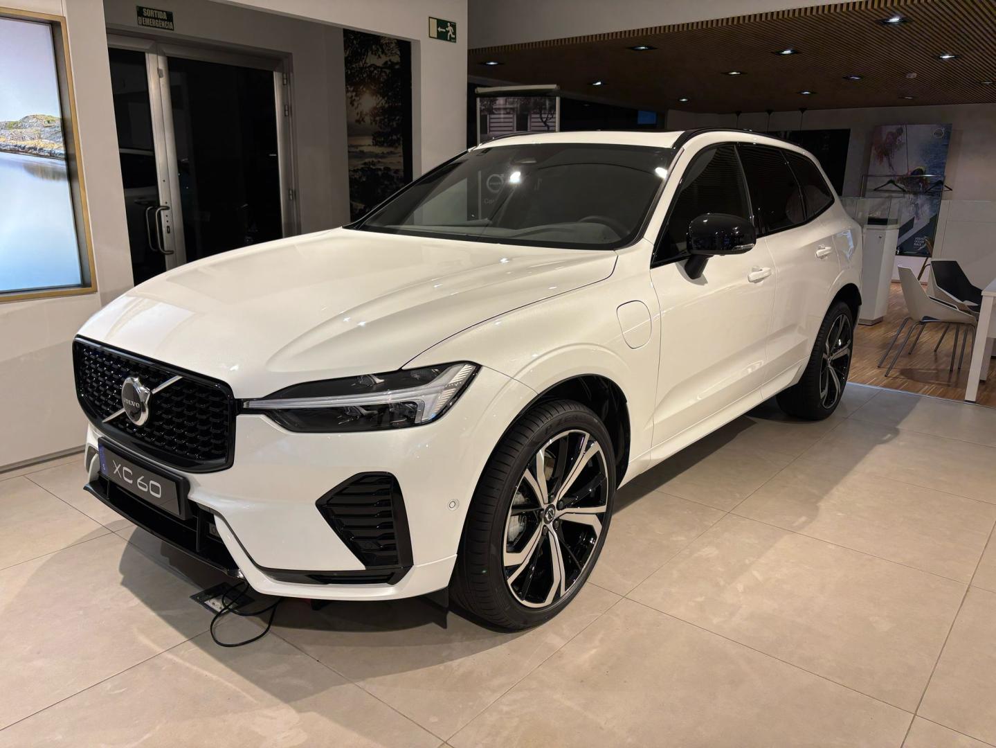 XC60 2.0 T6 AWD Recharge Plus Dark Auto